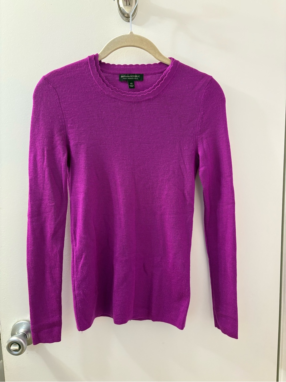 Banana Republic 100% Merino Wool XS Magenta Crewneck Sweater PTP 17-21